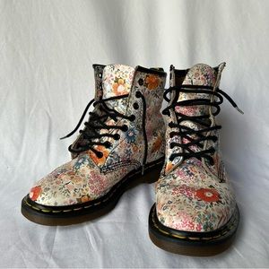 Dr Martens White Meadow Floral Vintage Rare Boots Size 7 US Size 5 UK